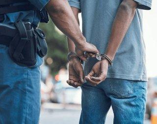 Detienen a hombre por robo de comida con valor cercano a 100 pesos en farmacia