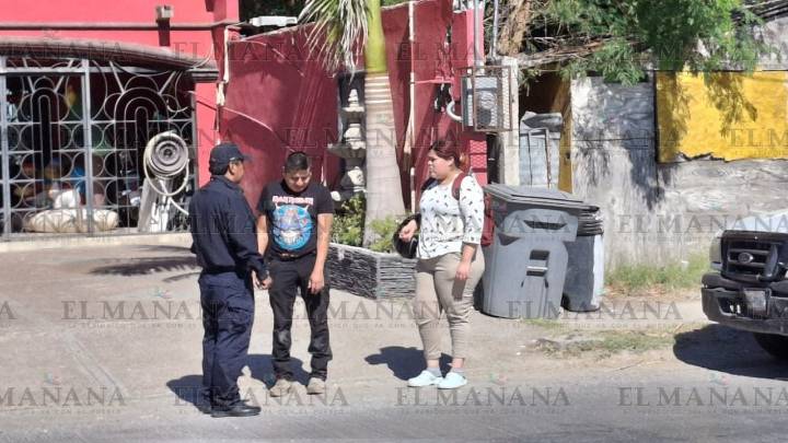 Cafre invade carril y casi aplasta a motociclista; lo dejó lesionado en el poniente de Nuevo Laredo