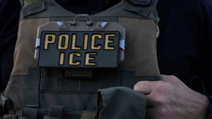 Texts appear to show Border Patrol agent bragging about shooting a woman in Chicago