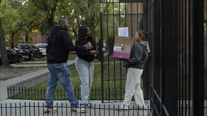 As SNAP benefits run dry, 'grocery buddies' are footing their neighbors' food bills
