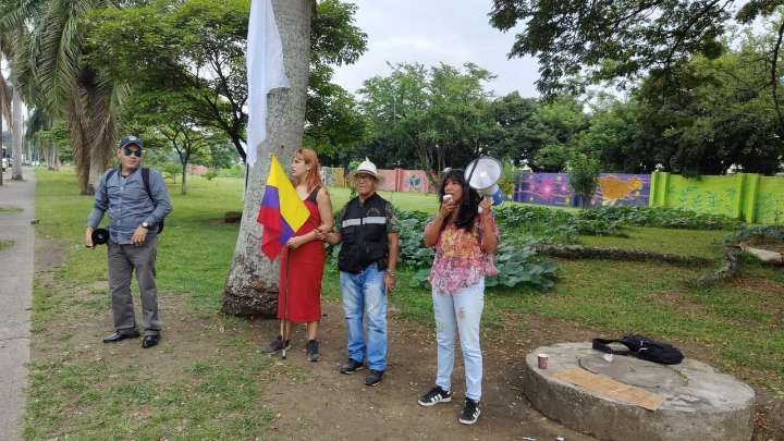 Colectivos ambientales rechazan realización de la Feria de Cali en la Calle 25; protestan con bloqueo intermitente en la vía