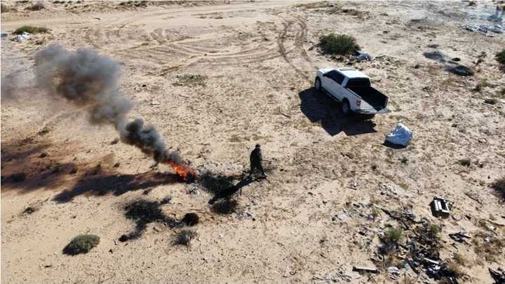 Sorprenden a “Cochino de la Semana” quemando llantas