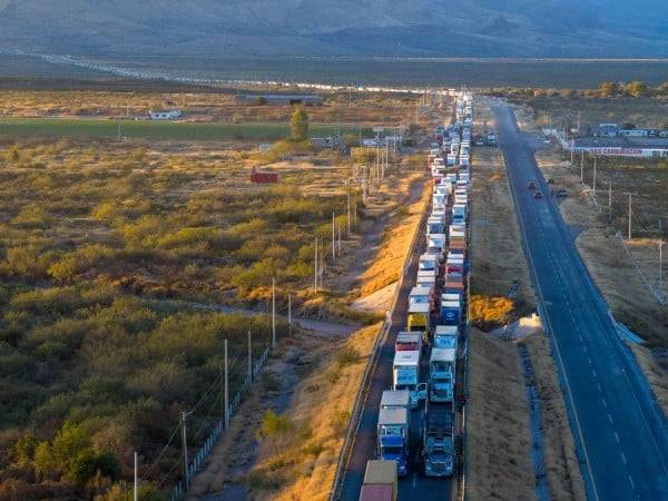 Retiran agricultores y transportistas, un cierre carretero