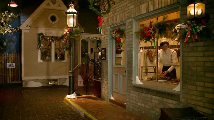 Streets of Old Milwaukee decorated for the holidays🌲