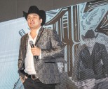 Julión Álvarez rompe el celular de un fan en pleno concierto y desata críticas en redes sociales