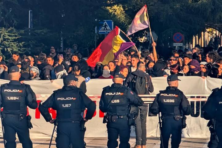 Un histórico despliegue policial impide a Vito Quiles acercarse a 700 metros de la Complutense y este tilda a la universidad de "estercolero comunista"