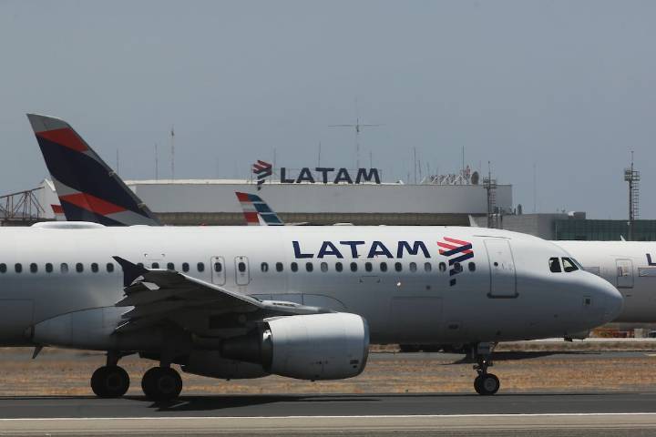 Latam prolonga cancelación de vuelos en medio del paro de pilotos: hay más de 30 mil pasajeros afectados