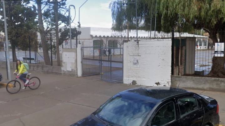 Escándalo en Neuquén: un padre golpeó a un compañero de colegio de su hijo tras un conflicto por un video de TikTok