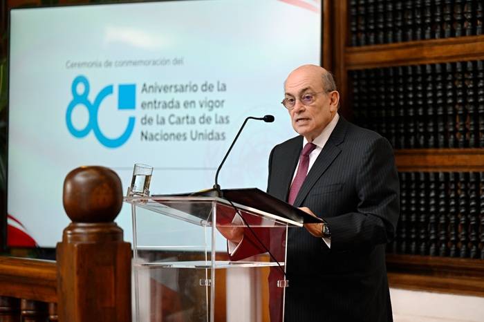 Cancillería evalúa salvoconducto para Chávez, informa ministro