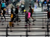 El fin de semana de Acción de Gracias será el más congestionado de la historia: cómo evitar el caos en aeropuertos, trenes y carreteras