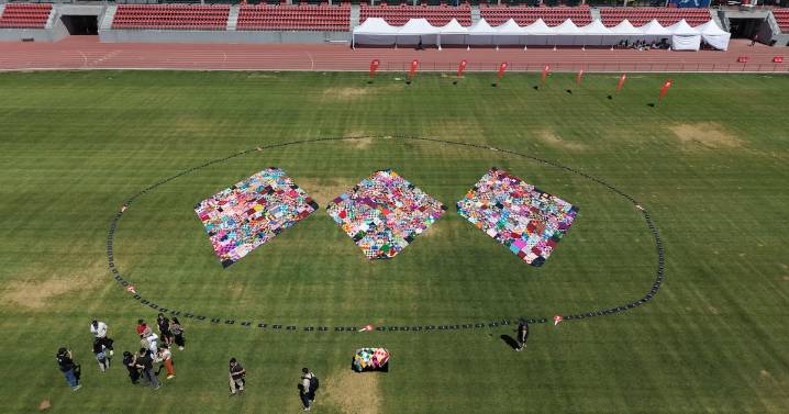 Para celebrar sus 50 años: Metro de Santiago realiza intervención artística que recrea su logo con tejidos