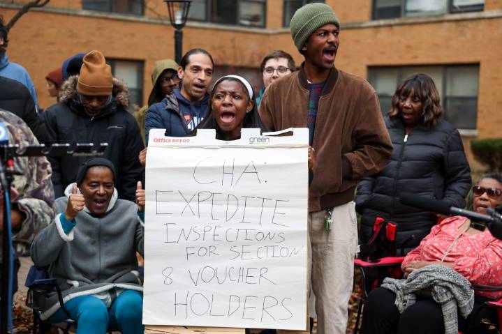 Weeks after a raid, South Shore tenants unionize in Chicago