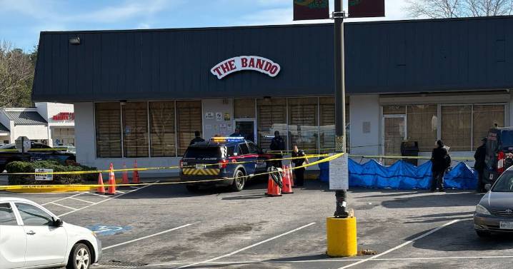 Teen, 17, fatally shot while shopping at SW Atlanta complex, police say