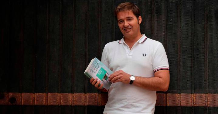 'Los pupitres no cambian de color', la novela de Manuel GMata que nació con la intención de ser un corto