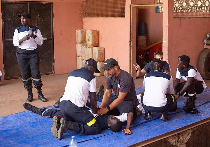 Bomberos de San Sebastián retenidos en Guinea Bissau tras el golpe de Estado: «Estamos bien, aunque con mucha incertidumbre»