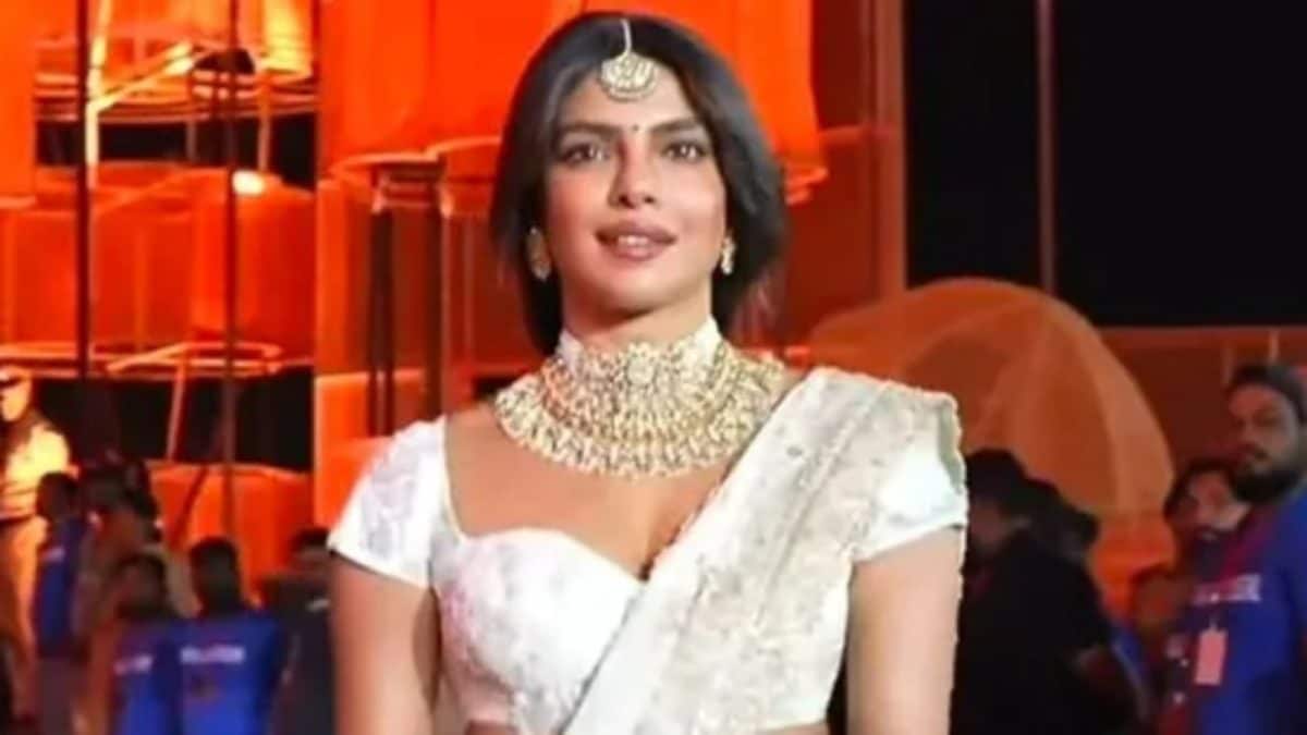 Priyanka Chopra Leaves Hyderabad Smitten, Poses With Paparazzi At Rajamouli’s Varanasi Event