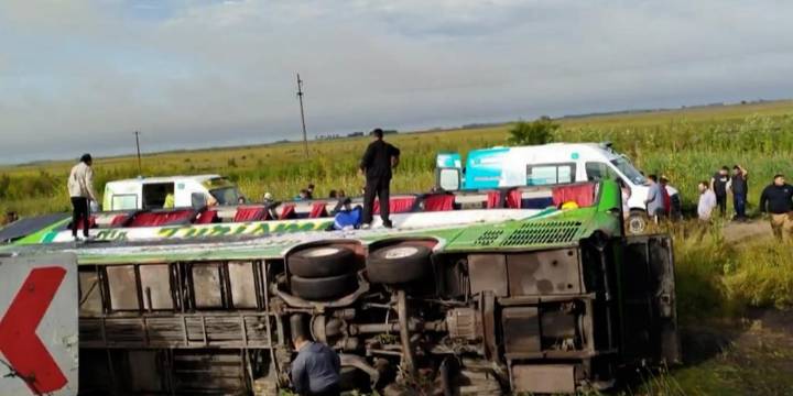 Detuvieron y acusaron por homicidio culposo al conductor del micro que volcó rumbo Mar del Plata: hay dos muertos