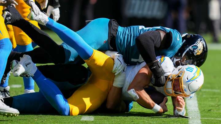 Justin Herbert goes to medical tent before halftime, Jaguars lead Chargers 14