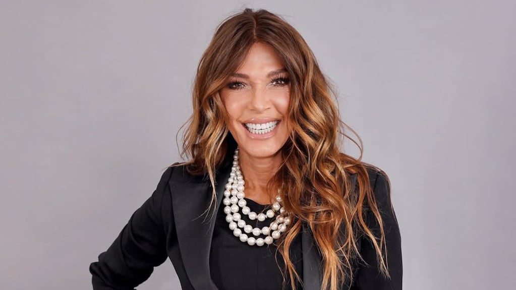 Más elegante que nunca, Catherine Fulop posó “ramirizada” con looks en blanco y negro