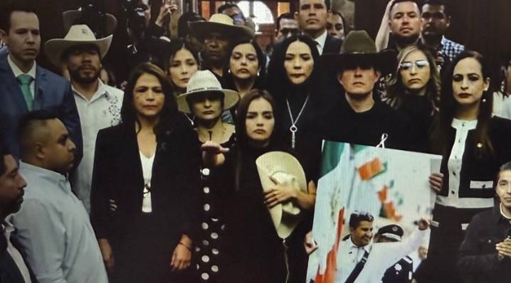 ‘Vengo con el corazón destrozado’, dice Grecia Quiroz al tomar protesta como alcaldesa de Uruapan