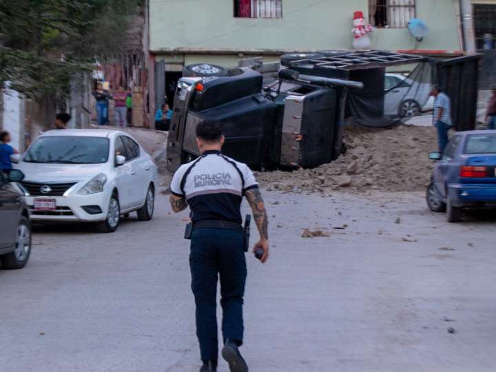 Camión se vuelca en plena bajada y deja sin paso a los vecinos del Mariano Matamoros