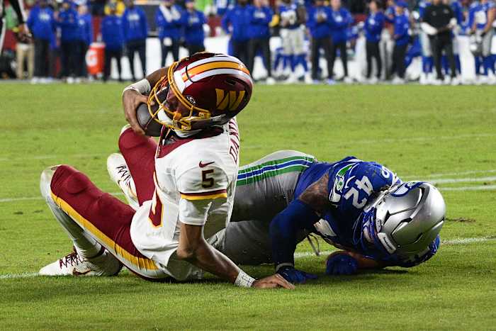 Jayden Daniels leaves game after Washington QB's non-throwing arm bends gruesomely