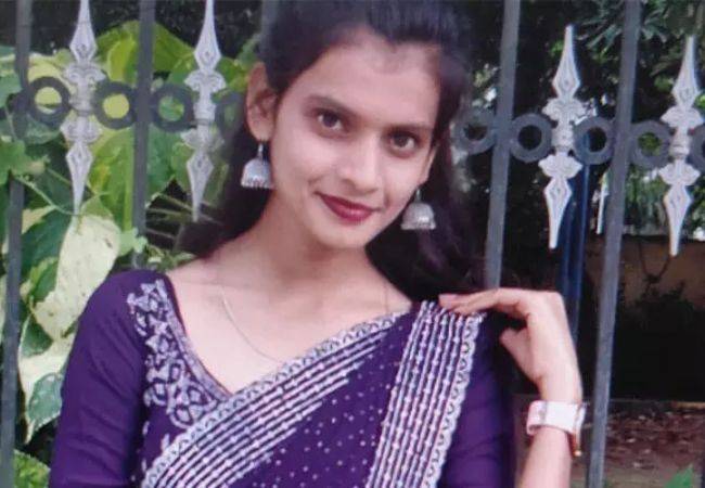 21-year-old girl in Shivamogga allegedly commits suicide by hangi...