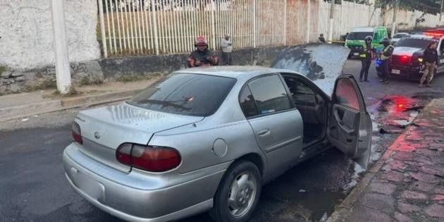 Controlan incendio de carro en la colonia La Palmita