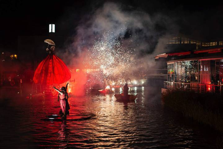 Puerto Venecia desvela su nueva imagen de marca en un espectacular show sobre el lago