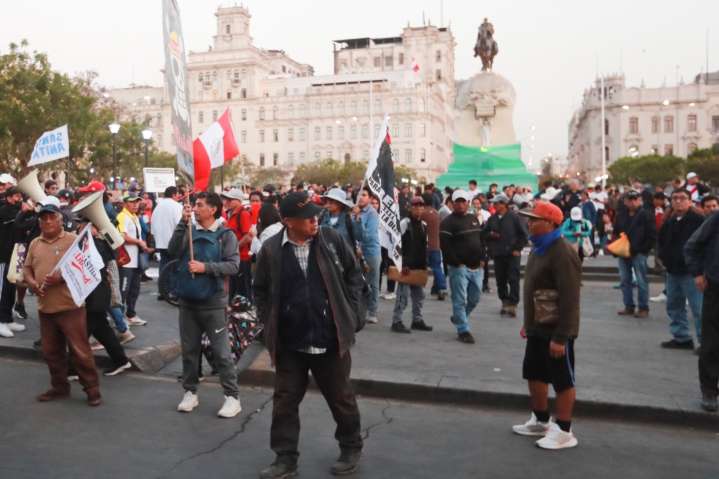 Ciudadanos marchan por las calles del Centro de Lima