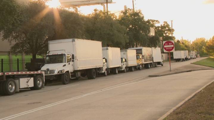 ‘It’s like a circus out here’ | Residents call for help as commercial trucks take over Houston neighborhood street