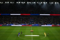 Jugadores y aficionados recuerdan a víctimas de atentados de París 2015 antes del Francia