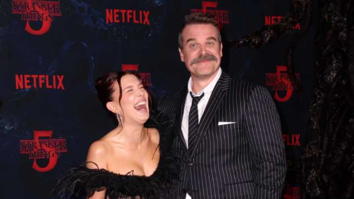 (+Video) Millie Bobby Brown y David Harbour sorprenden al mundo entre risas y abrazos tras conocerse que la actriz le denunció por acoso
