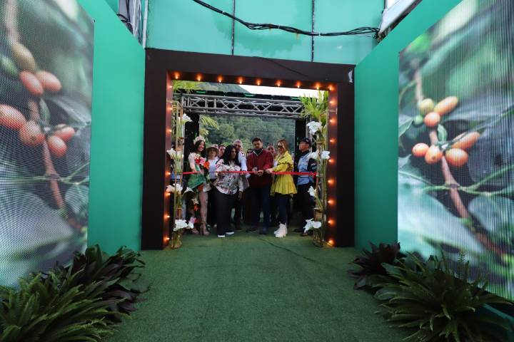 Gobernador Ernesto Luna inaugura la Gran Expo Flor y Café Caripe 2025