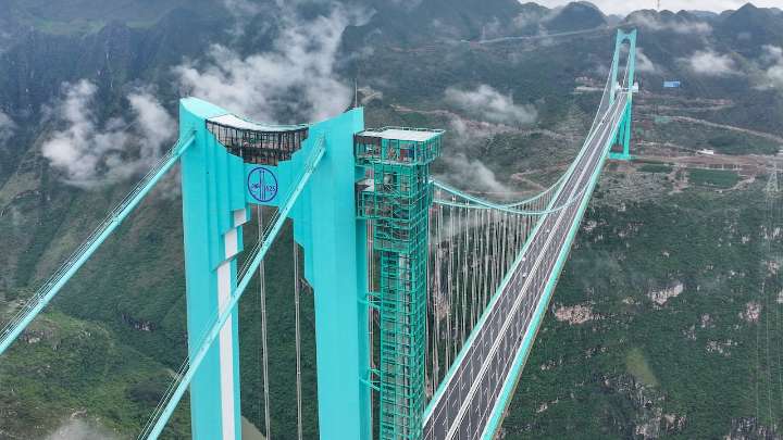 Así es el puente entre las nubes: la obra monumental que reduce un trayecto de dos horas a dos minutos