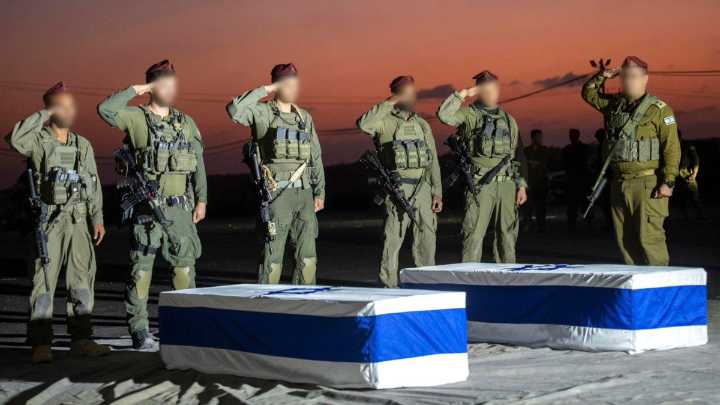 Israel confirma que los tres cuerpos entregados por Hamás pertenecen a rehenes asesinados durante el ataque del 7 de octubre del 2023