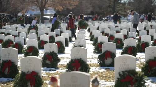 Thanksgiving deadline approaching to donate wreaths for veterans buried at Abraham Lincoln National Cemetery in Elwood, Illinois