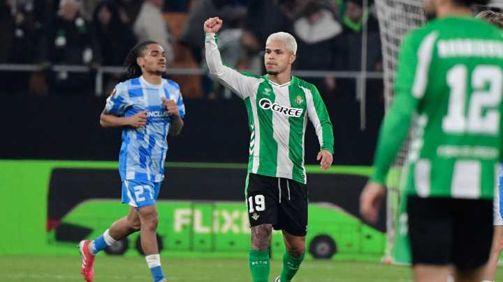Cucho Hernández se reporta con golazo para el Real Betis en la Liga de Europa: video