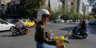 Conducir motocicleta, símbolo de independencia para las mujeres iraníes