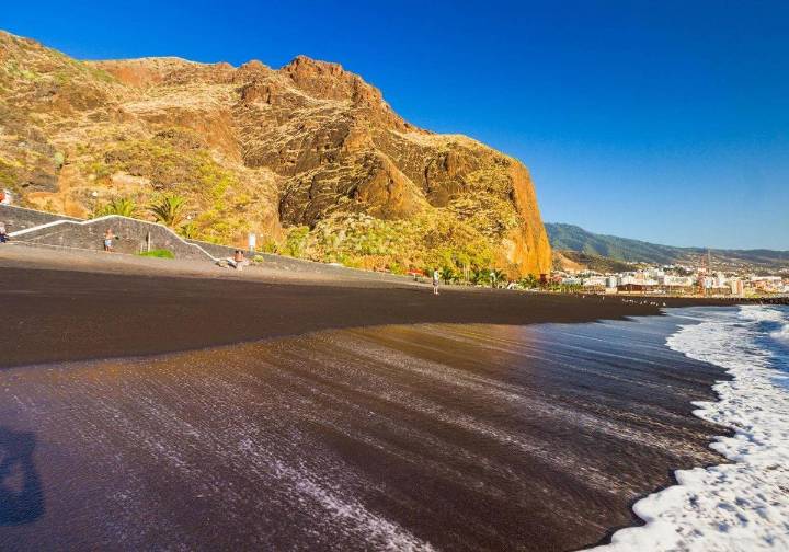 Rescatan a tres personas en apuros en el mar y agarradas a una boya en La Palma