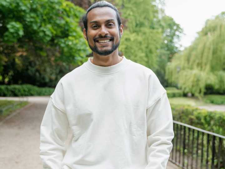 Qué significa caminar con las manos en los bolsillos, según la psicología