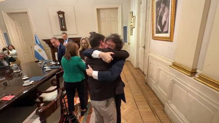 La mesa política del Gobierno. Milei suma a Santilli y mantiene a Santiago Caputo, pese a que no le abrió la puerta del Gabinete