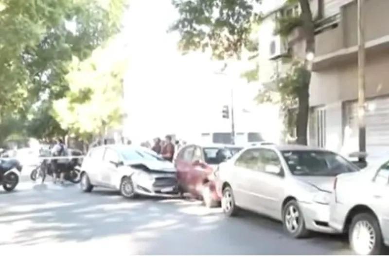 Tensión: un conductor chocó autos estacionados y se atrincheró