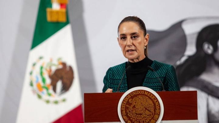 A unos metros de Palacio Nacional, un hombre acosa a la presidenta Sheinbaum