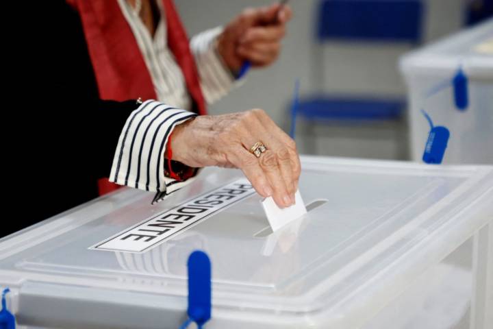 Comicios presidenciales y parlamentarios se desarrollan este domingo en Chile