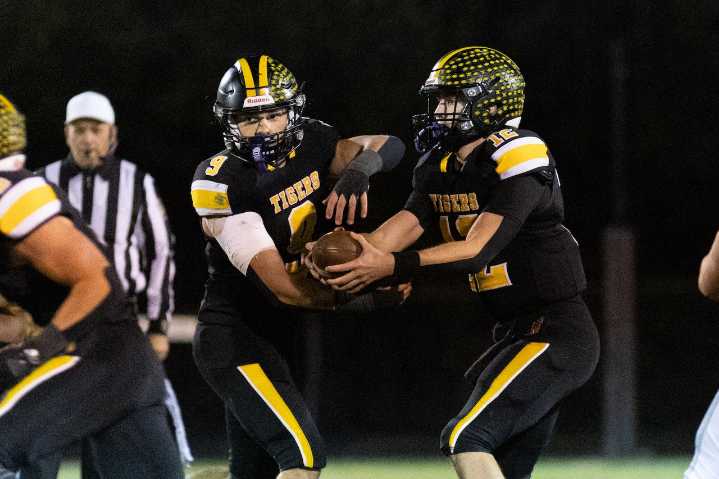 Lakatosh, Leh lead Northwestern football team to win, setting up showdown vs. Notre Dame