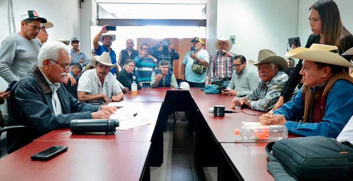 Sader y asociaciones ganaderas firman acuerdo por la movilización de animales