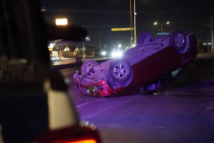 Pierde el control, vuelca su auto y se da a la fuga en Saltillo