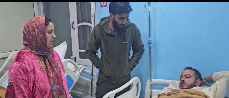 Sakeena Itoo visits Ujala Cygnus Hospital, enquires about wellbeing, treatment of injured persons of Nowgam explosion
