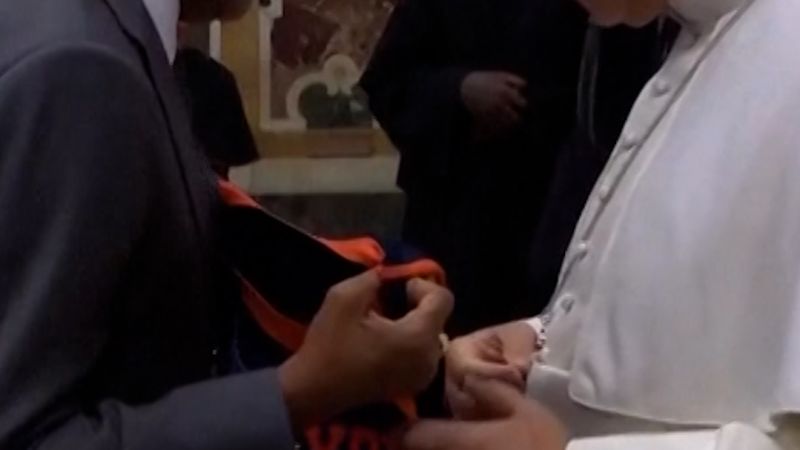 Spike Lee gives the Pope a New York Knicks jersey
